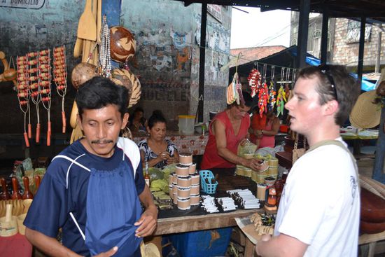 Der Einheimische George bringt mich und den Engländer Eduard (der mit mir in der Schule in Lima war) ins Armenviertel von Belen.