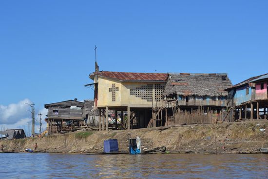 Kirche auf Stelzen und schwimmende Toiletten (unterhalb der Kirche).