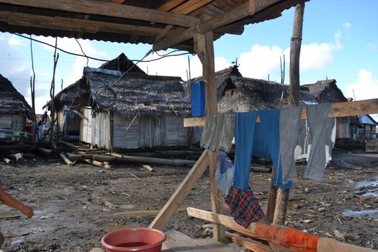 George bringt uns zu seinem schwimmenden Haus wo er mit seiner 5-köpfigen Familie wohnt. Ein solches Haus kostet etwa 800 Schweizer Franken.