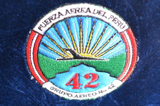 Aufkleber auf den Sitzen des Flugzeugs. Ich war in einem Militaerflugzeug gelandet, das anscheinende zivile Personen, jedoch üblicherweise keine Touristen transportiert. Die 75 Franken waren den Flug über die unendlich erscheinenden Wälder des Amazonas definitiv wert.