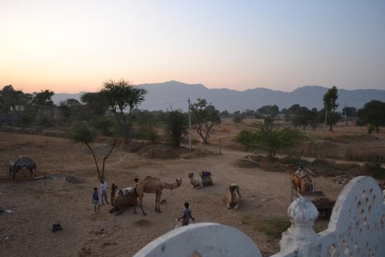 Nachtlager irgendwo auf dem Land. Geschlafen haben wir auf dem Dach des Hauses unter freiem Himmel. 
Am Abend hatten wir sogar die Ehre an einem indischen Hochzeit in einem Nachbardorf teilzunehmen. Unsere Ausreden, wir wollten und könnten zu Trommelmusik nicht tanzen wurden leider abgelehnt. 