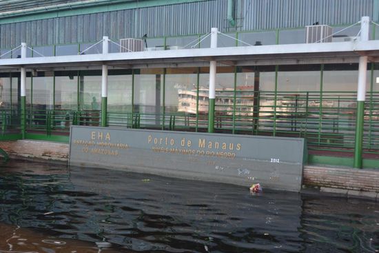 Wasserstand am Hafen von Manaus. Das Wasser kam noch selten so hoch wie 2012.