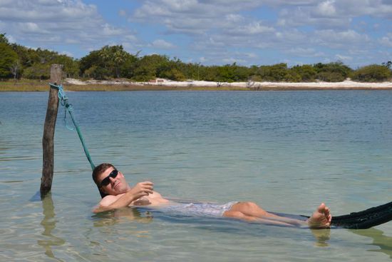 Hängematte in seichtwarmen Wasser.