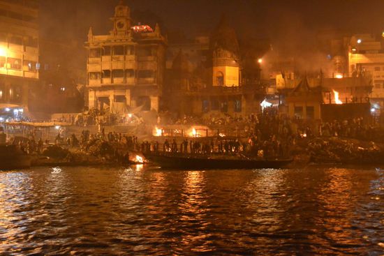 Manikarnika Verbrennungsghat. Jedes Feuer bedeutet eine Kremation.
