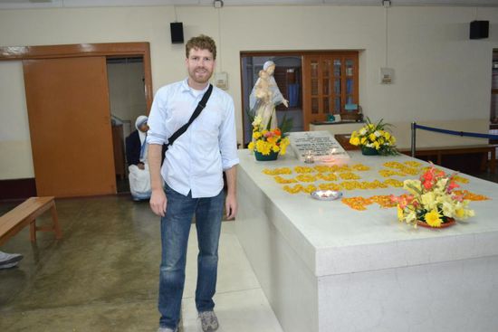 Vor dem Grabe Mutter Theresa's in Kolkata