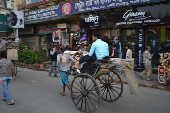 Von Hand gezogene Rikscha gehoeren zum Strassenbild von Kolkata (ehemals Kalkutta)