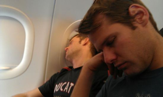 Philipp und Armin erholen sich im Flugzeug gen Süden. Das war ja auch eine durchzechte Nacht gestern...
