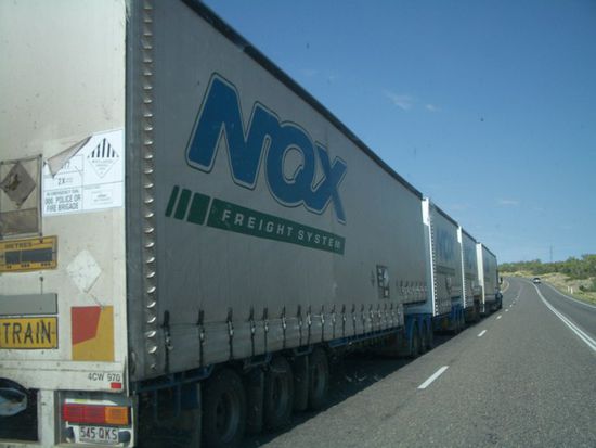 Sogenannte "Road Trains" koennen einem schon Respekt einfloessen