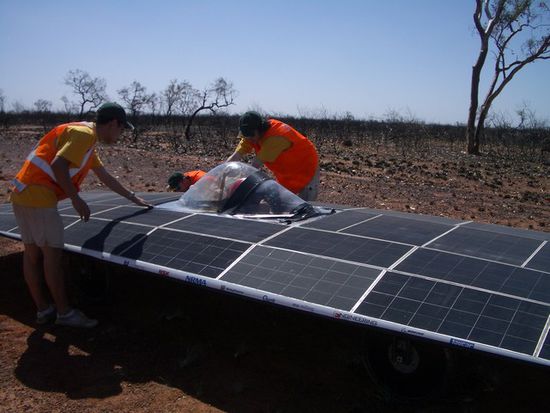 Mal was anderes auf dem Highway
Der Solarrennwagen macht 120/h Sachen
Die Crew war etwas graetig, die Australier moegen die Hitze nicht so
