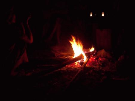 Nachts Lagerfeuer und dann früh ins Bett.