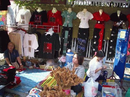 Typische Chiang Mai Trachten wie sie auch wirklich getragen werden