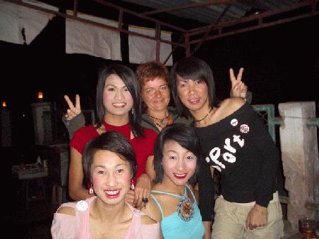 Tja, "welche" ist echt?
Vier "Ladyboys" wollten ein Bild mit mir