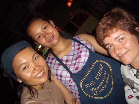 May Kaidee mit ihrer Schwester Pon und mir
