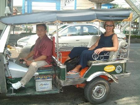 Beate in einem typischen "Tuk-Tuk"