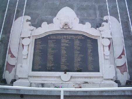 Gedenktafel fuer den Bombenanschlag in Kuta