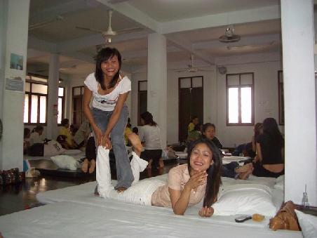 Beauties von Thailand lernen im Wat Poh