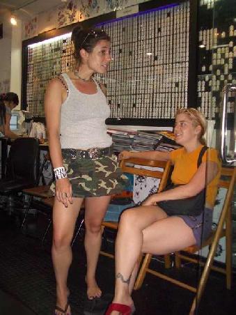 Leah (links) im Tagesoutfit...