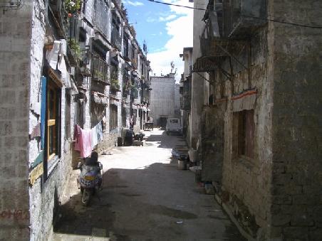 Aussicht in eine Gasse in Lhasa