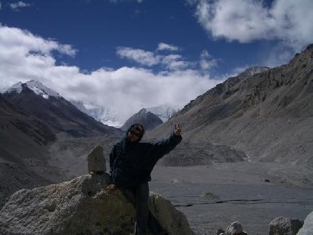Der Everest hinter Wolken