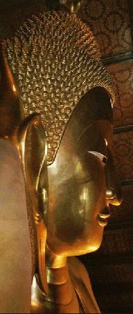 Blick von unten auf den riesigen, liegenden Buddha im "Wat Pho".