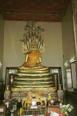 Eine kleinere Figur Buddhas, behütet von 7 Schlangen, die sich schützend über ihn beugen.