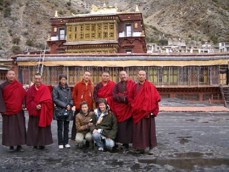 Mit Moenchen vor der Tsuphu Monastery