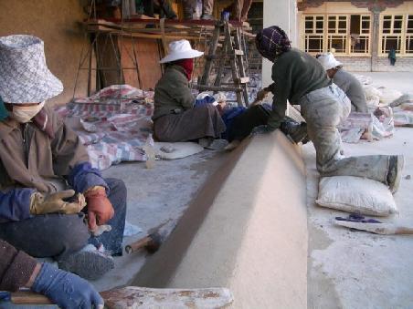 Beim Arbeiten im Tempel