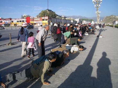Pilger vor dem Potala