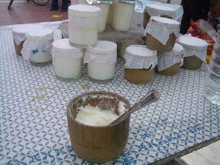 Joghurt wird auf der Strasse verkauft