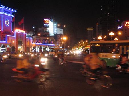 Verkehr Saigon bei Nacht