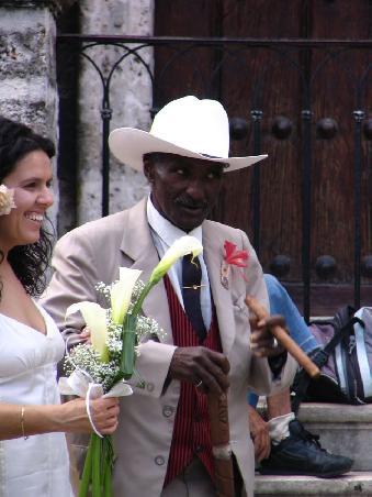 Selbst bei der Hochzeit wird nicht auf die Zigarre verzichtet
