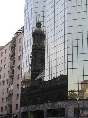 Nur die Spiegelung der alten Kathedrale im modernen Hochhaus