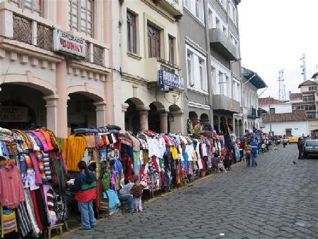 Die bunten Farben sind auch hier auf den Maerkten allgegenwaertig