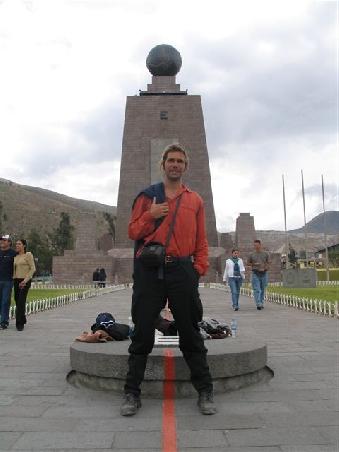 "Am" oder besser "nahe am" Aequator, Denkmal am Aequator linker Fuss Nordhalbkugel, rechter Fuss Suedhalbkugel