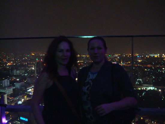 Über den Dächern von Bangkok in der Red Sky Bar