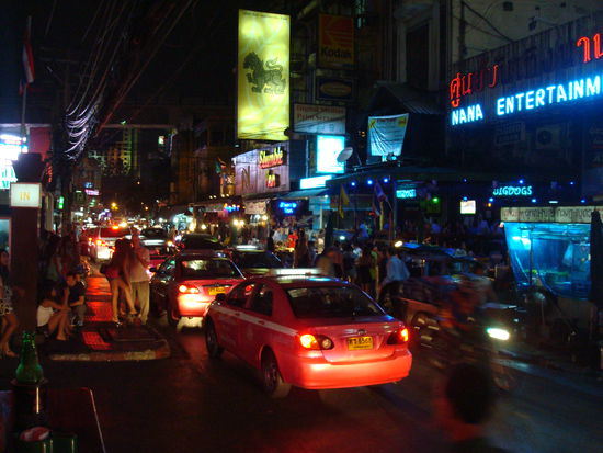 Rotlichtviertel...links außen: Ladyboys 