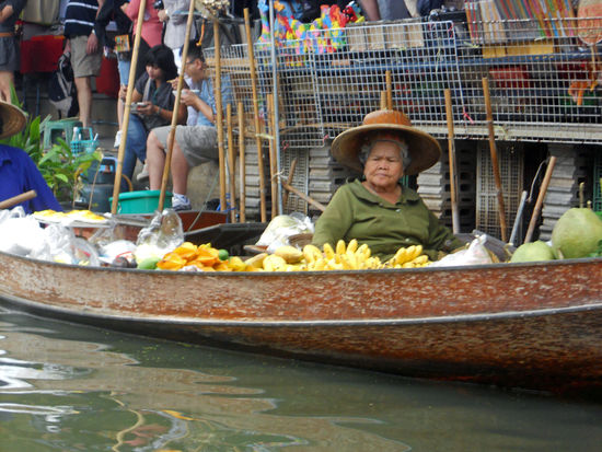 Ein Früchteverkaufsboot