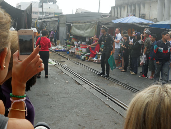 Trainmarket: Nach einem kurzen lauten Pfeifbefehl des Polizisten wurden alle Sonnenschirme, Markttische, etc. in Windeseile aus den Weg geräumt.