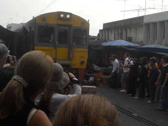 Da ist er, mit 5 Minuten Verspätung..... der Zug
keine Minute nach dessen Durchfahrt, ging es mit dem Marktbetrieb weiter, als ob nichts gewesen wäre