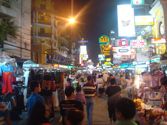 Khao San Road, berühmt für seine Backpacker Szene aus alten Zeiten. Heute Fortgehmeile. Unbedingt anschaun!