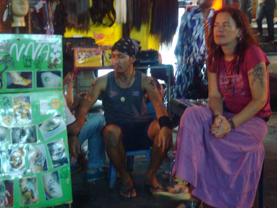 Da wir grade eben mal einer auf der Straße mit einem Tatoo verschönert.