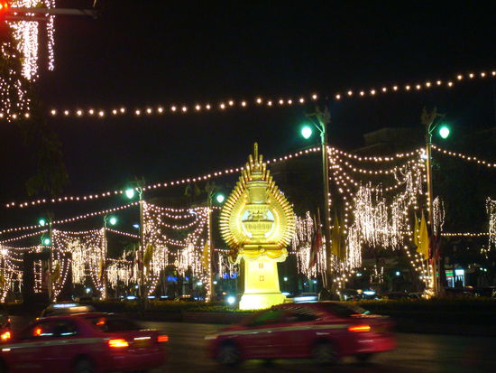 Lichtermeer in der ganzen Stadt. Grund: Des Königs Geburtstag am 5.12.