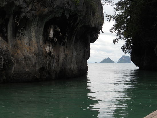 Durch diese Felsen hindurch gelangten wir in die geniale Hong Island Lagoon, die bei Ebbe ohne Wasser zu sehen wäre.