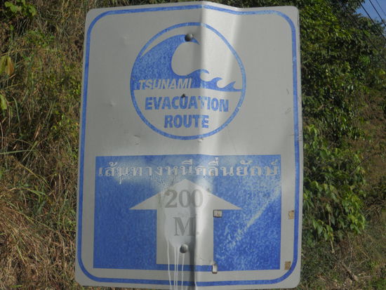 Tsunami Evacuation Route (diese Hinweisschilder waren überall auf der Insel zu sehen)
