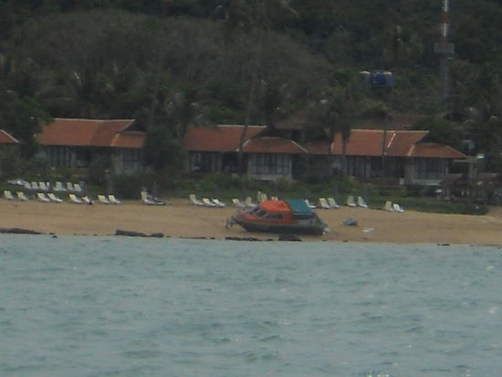gestrandetes Fischerboot, nach heftigen Sturm und Regenfällen, an unserem Hausstrand in Ko Lanta