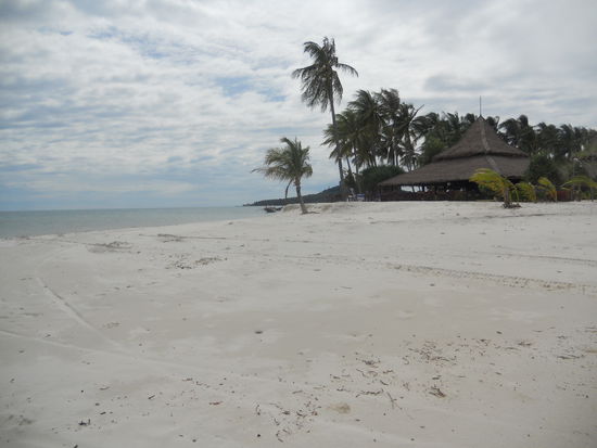 Menschenleerer Heimatstrand 
nein,nicht ganz....Doris und Bettina sind hier