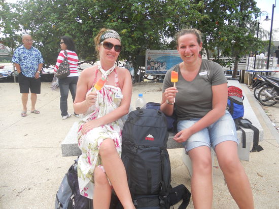 Warten auf die Fähre nach Phuket