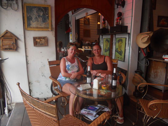 Im "Route 68" in der Thalang Road - Ecke Rommani Road. Nettes Lokal mit guter Musik.