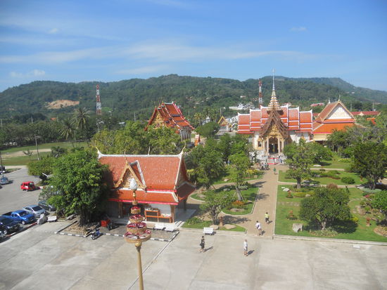Wat Chalong, der größte Thai Tempel der Insel. Viele Opfer des Tsunamis wurden hier eingeäschert.