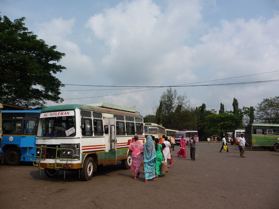 Am Busbahnhof von Margao. Jeder Bus hat seine eigene Farbe und Beschriftung
